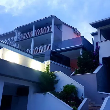 Neu! Lucic Omis, Beheizter Privater Pool Und Jacuzzi, Blick Uber Adria Holiday home